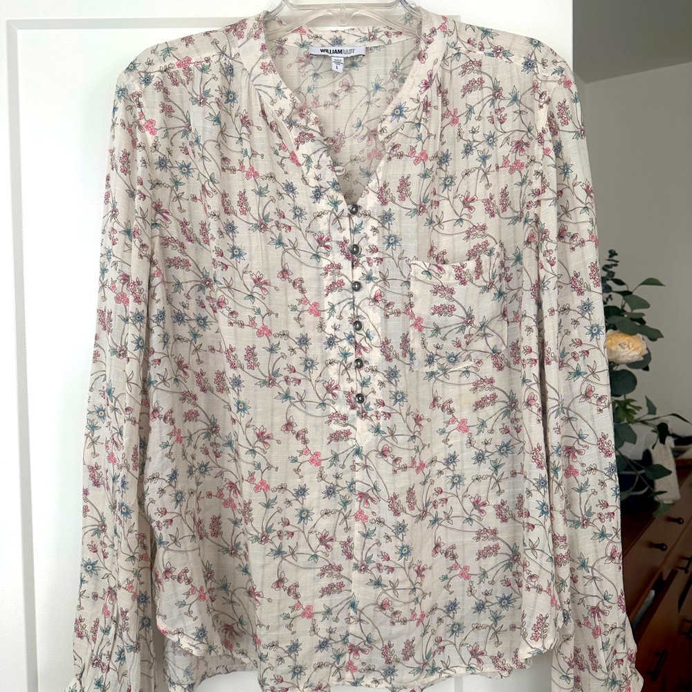 William Rast printed flower top in size Large with fray deatil full sleeve